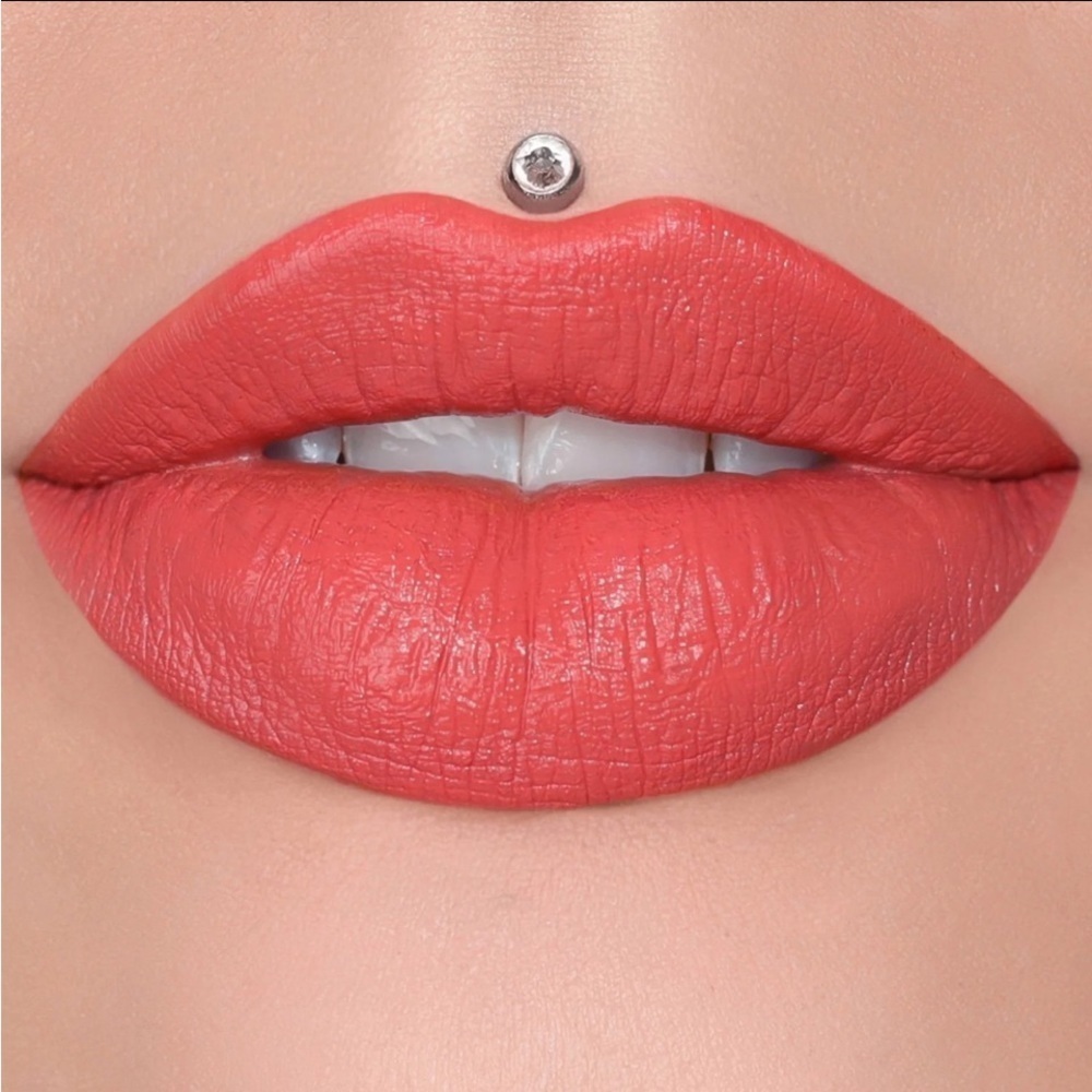 Jeffree Star Velvet Trap Lipstick in Ranch Girl - Picture 5 of 5